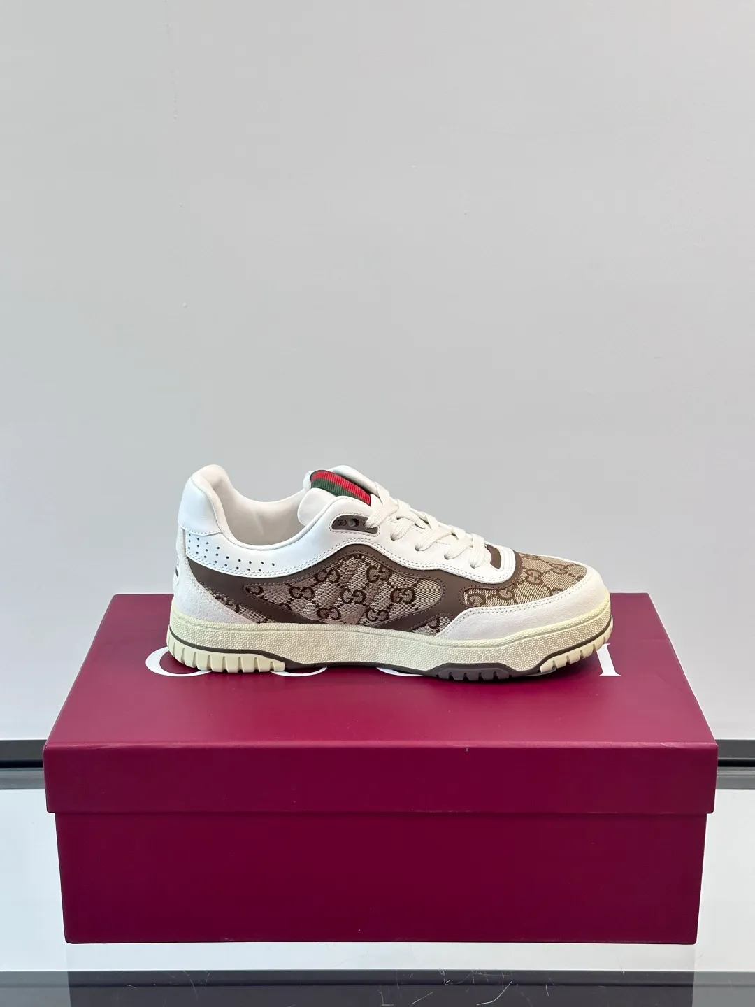 Men's Men's Shoes 💰480 [New Style] 🦨🦨Gucci 𝐆𝐮𝐜𝐜𝐢 𝐑𝐞-𝐖𝐞𝐛 As a sneaker created by Sabato De Sarno for Gucci, the Re-Web series reinterprets the brand's classic stripes, with bold and unique details to set off a modern silhouette design. These shoes are crafted from white leather. This new sneaker is ingeniously decorated with many of the brand's classic details, and is equipped with a bright red and green webbing tongue, which will make people fall in love at first sight. White leather has been specially treated to be soft and shiny, with an embossed grained texture. Script Gucci logo and Interlocking G web label with Interlocking G and script Gucci logo. Rubber outsole with Interlocking G detail eyelets. Web tongue. Size: Female 35-40 (Female 41, 42 customized). Male 38-44 (45, 46 customized)